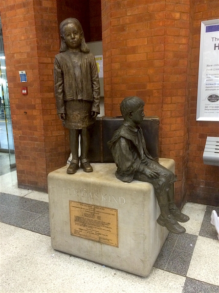 © Robert Rotifer Statue "für das Kind" in der Liverpool Street Station